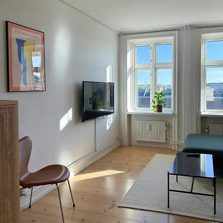 Modern Flat By The Lakes In Apartament